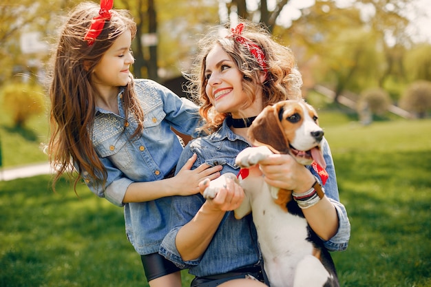 Foto gratuita famiglia carino ed elegante in un parco di primavera