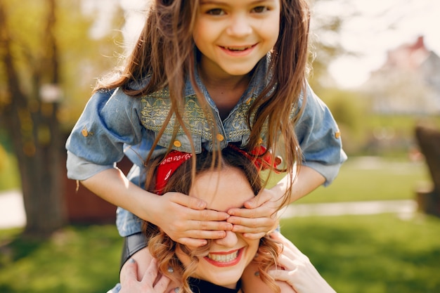 Famiglia carino ed elegante in un parco di primavera