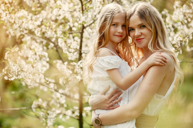 Famiglia carina ed elegante in un parco di primavera