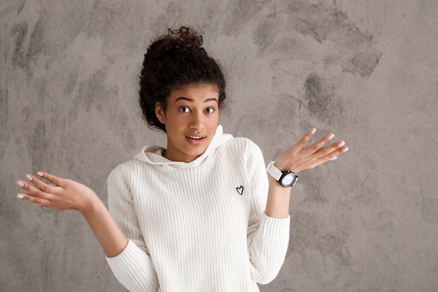 Free photo cute teen woman shrugging confused, look clueless