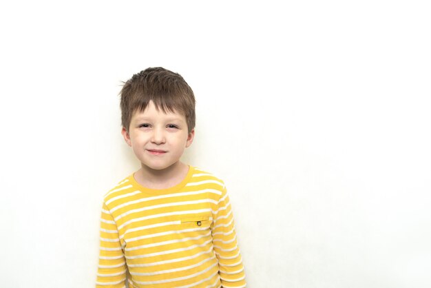 驚いた顔でかわいい幼児の男の子 プレミアム写真