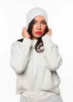 Бесплатное фото Симпатичная зимняя модель в белых одеждах