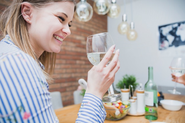 Foto gratuita donna carina che beve vino a casa