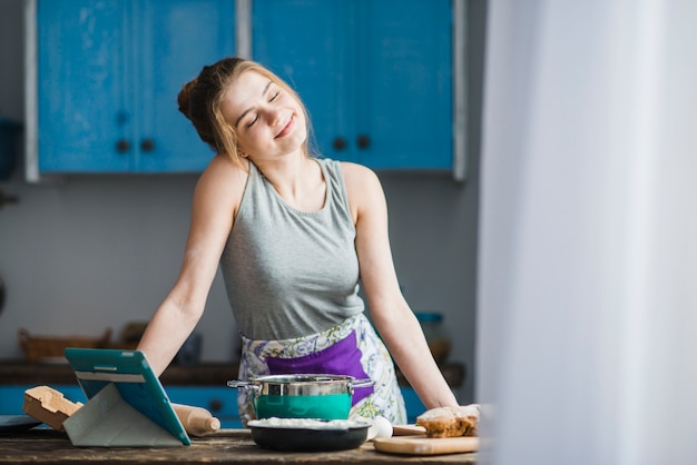 Foto gratuita donna carina in cucina