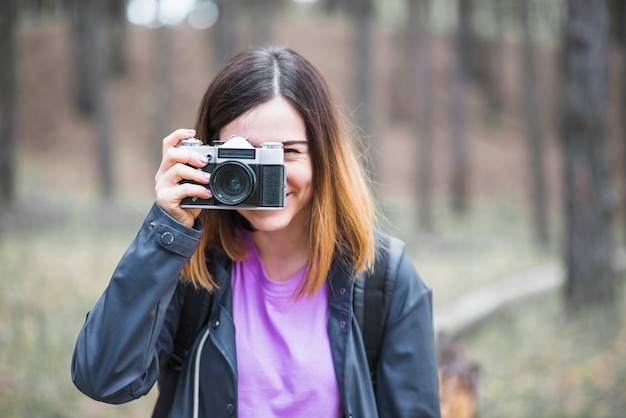 Foto gratuita donna carina scattare foto