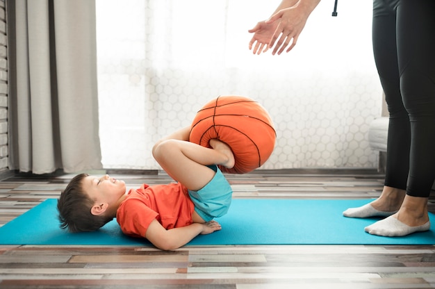 かわいい若い男の子の母親と一緒にトレーニング