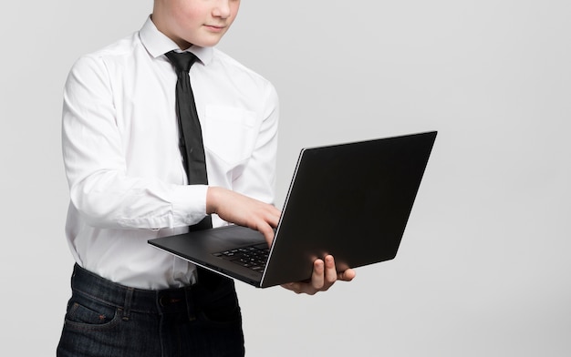 Симпатичный молодой бизнес работник держит ноутбук