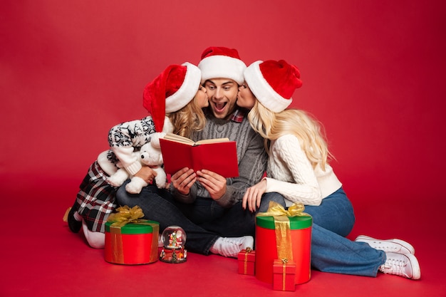 Foto gratuita cappelli da portare di natale della giovane famiglia sveglia