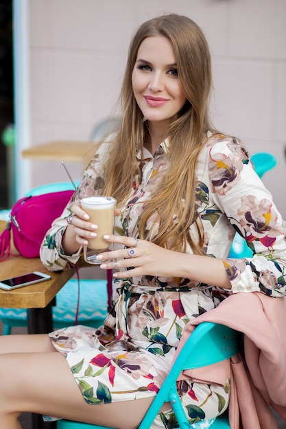 Foto gratuita donna alla moda giovane hipster carino seduto nella caffetteria, tendenza moda primavera estate