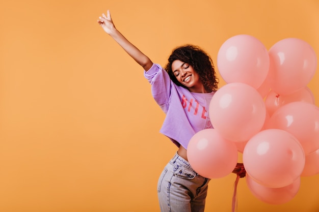 Free photo cute young lady in casual clothes dancing at event. refined birthday girl posing with eyes closed and happy smile.