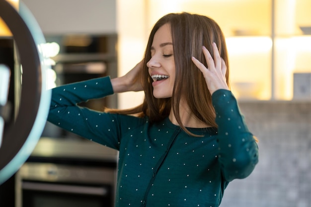 ヘアケアのワークショップを作るかわいい若い女性