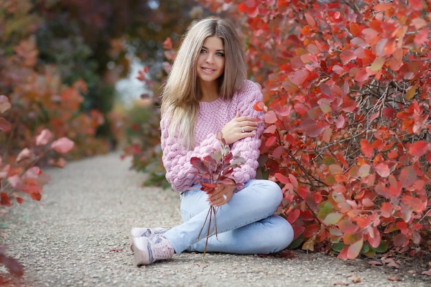 Free photo cute young woman portrait outdoor