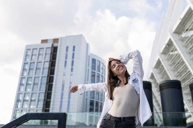 Foto gratuita giovane donna sveglia che sorride all'aperto