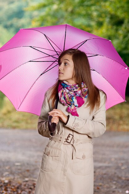 Милая молодая женщина с зонтиком