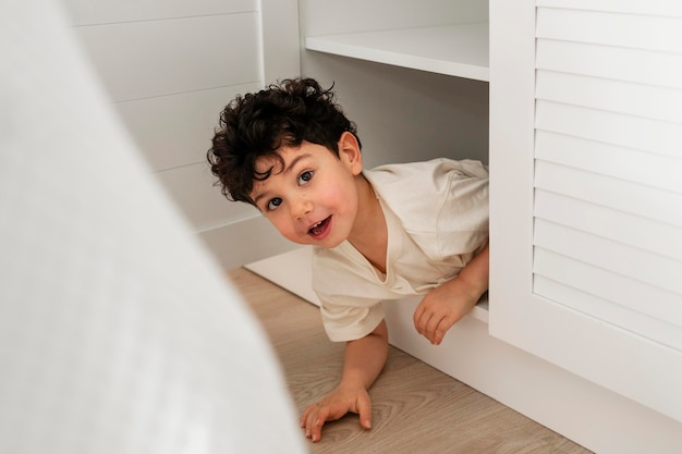 Маленький мальчик Катли прячется в шкафу