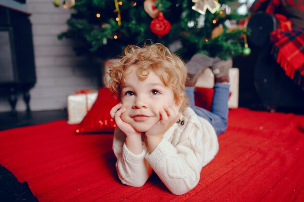 クリスマスの装飾の近くに自宅でかわいい男の子