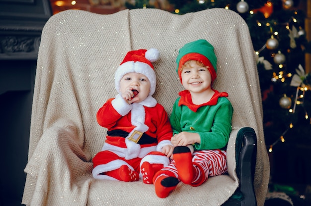 クリスマスの装飾の近くに自宅でかわいい弟