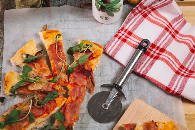 Foto gratuita cutter vicino alla pizza