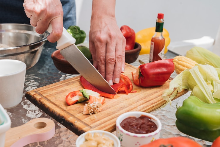 Free Photo cutting bell peppers