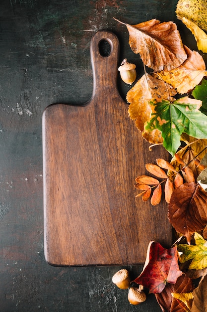 Free photo cutting board composed with leaves