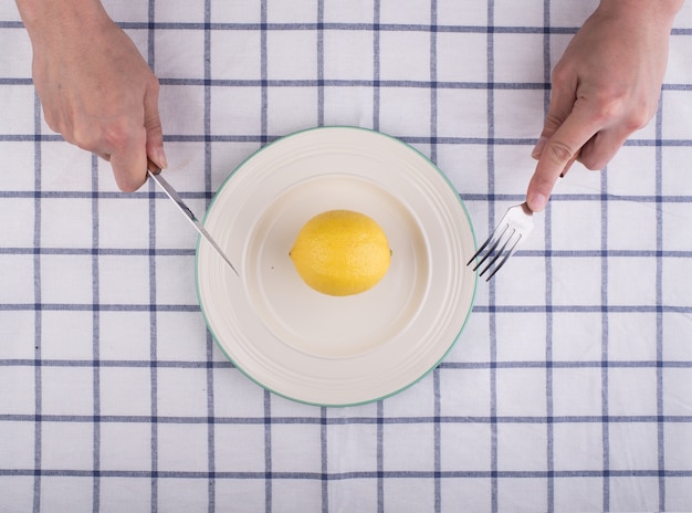 Free photo cutting a lemon