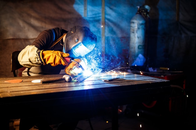 Free photo cutting metal with plasma equipment on plant.