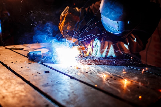 Cutting metal with plasma equipment