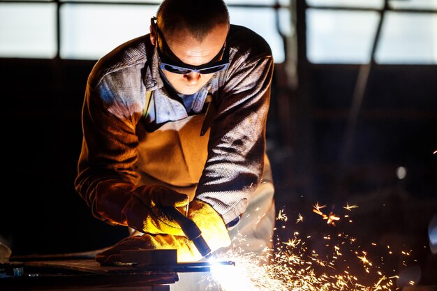 Cutting metal with plasma equipment