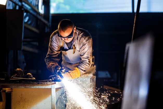 Cutting metal with plasma equipment