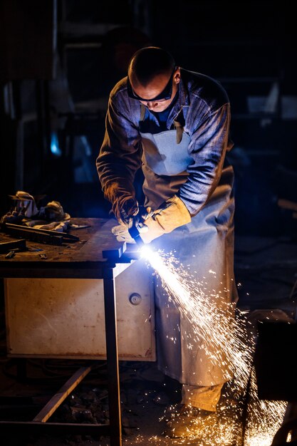 Cutting metal with plasma equipment