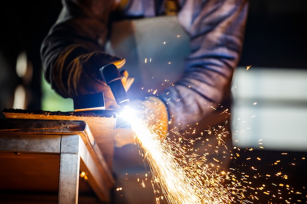 Cutting metal with plasma equipment