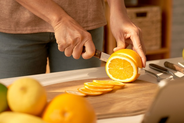 Cutting orange in slices
