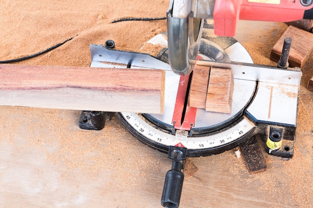 Cutting wood with electric saw