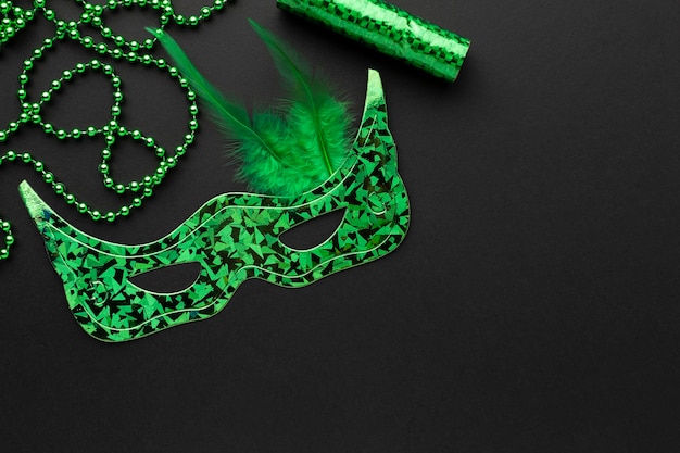 Free photo cyber green mask and pearls