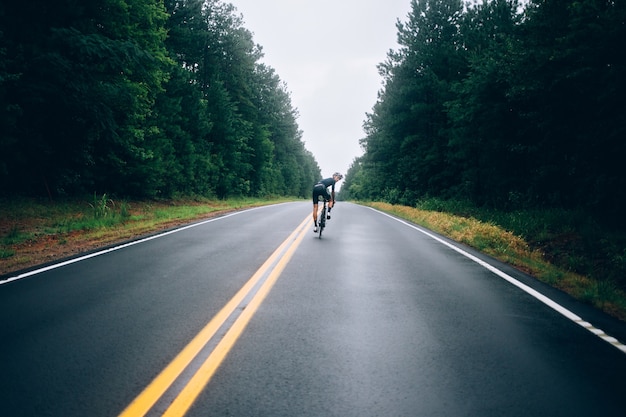 道路で自転車に乗るサイクリストの男