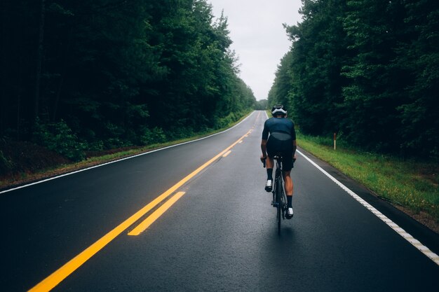 道路で自転車に乗るサイクリストの男