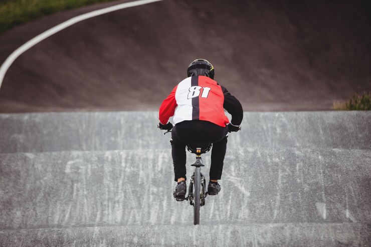 Free Photo cyclist riding bmx bike in skatepark