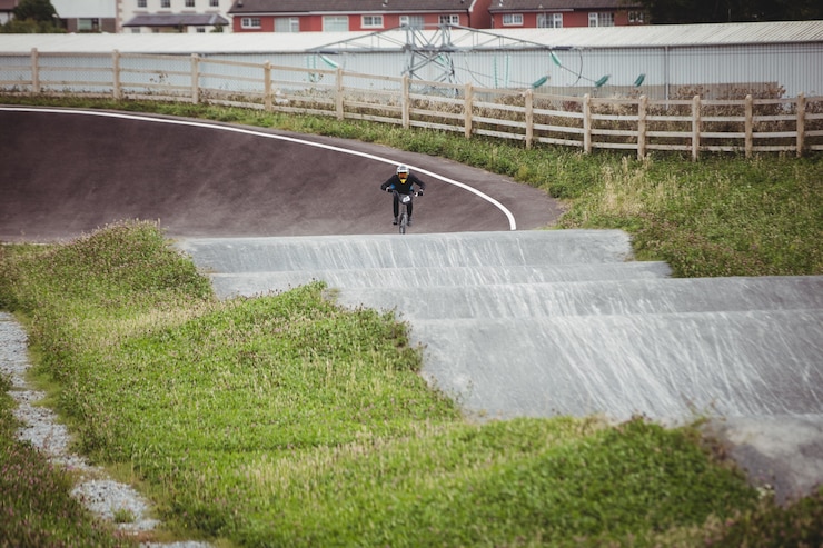 無料Photo bmx自転車に乗るサイクリスト