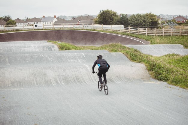 BMX自転車に乗るサイクリスト