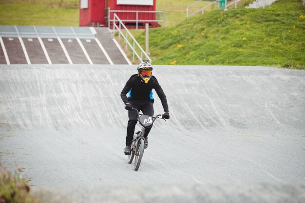 BMX自転車に乗るサイクリスト