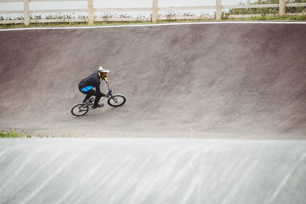 BMX自転車に乗るサイクリスト