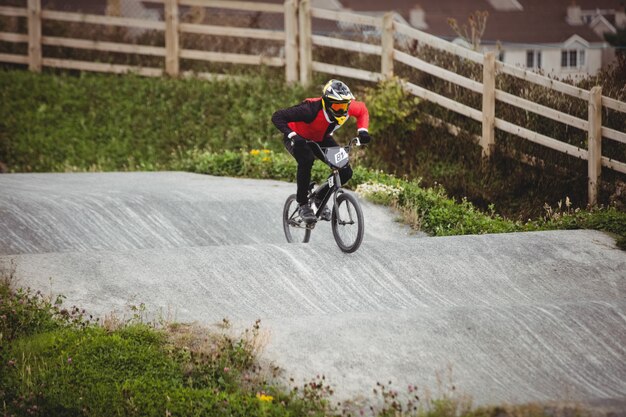 Велосипедист езда на велосипеде BMX