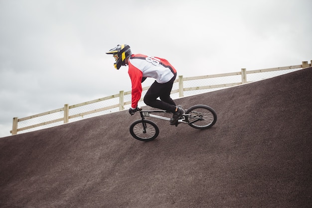 Foto gratuita ciclista che guida la bici bmx