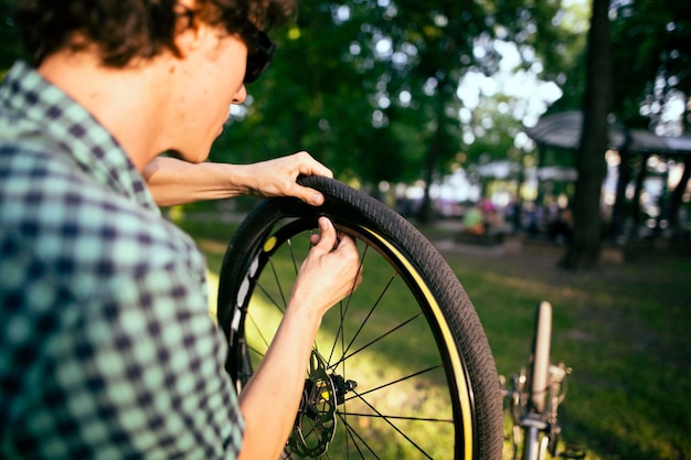 무료 사진 도시 공원에서 자전거를 타는 사람.