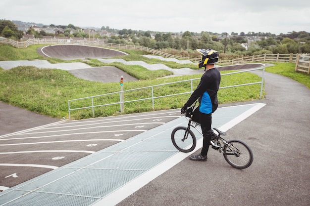 진입로에 BMX 자전거로 서 자전거 타는 사람