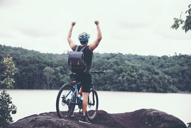 晴れたDay.Bikeの冒険旅行写真のサイクリスト