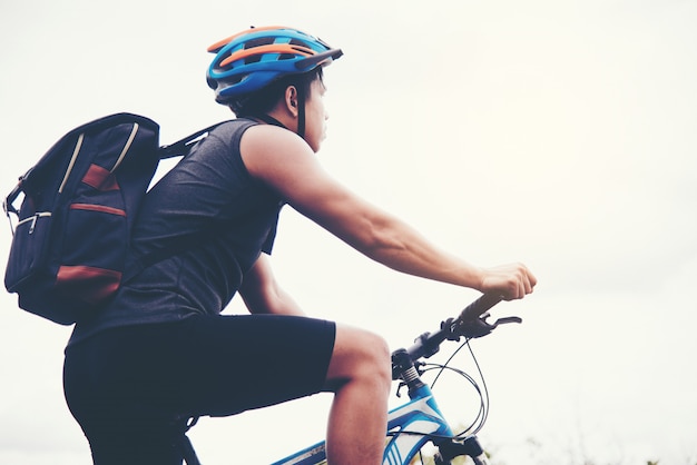 Free photo cyclist on sunny day.bike adventure travel photo