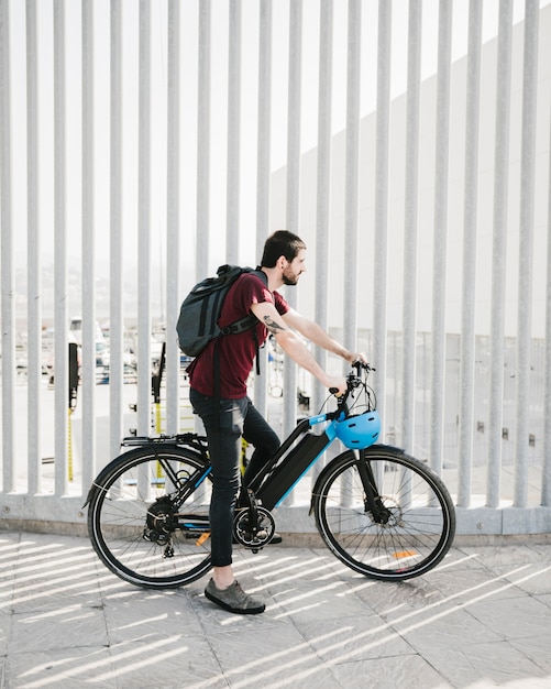 Бесплатное фото Велосипедист отдыхает на электронном велосипеде