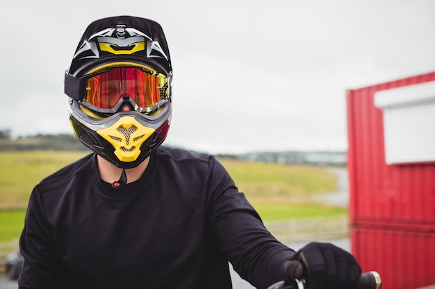 Free photo cyclist wearing a helmet