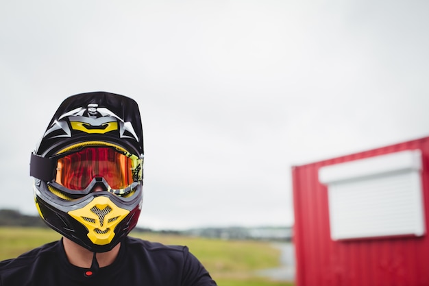 Foto gratuita ciclista che indossa un casco